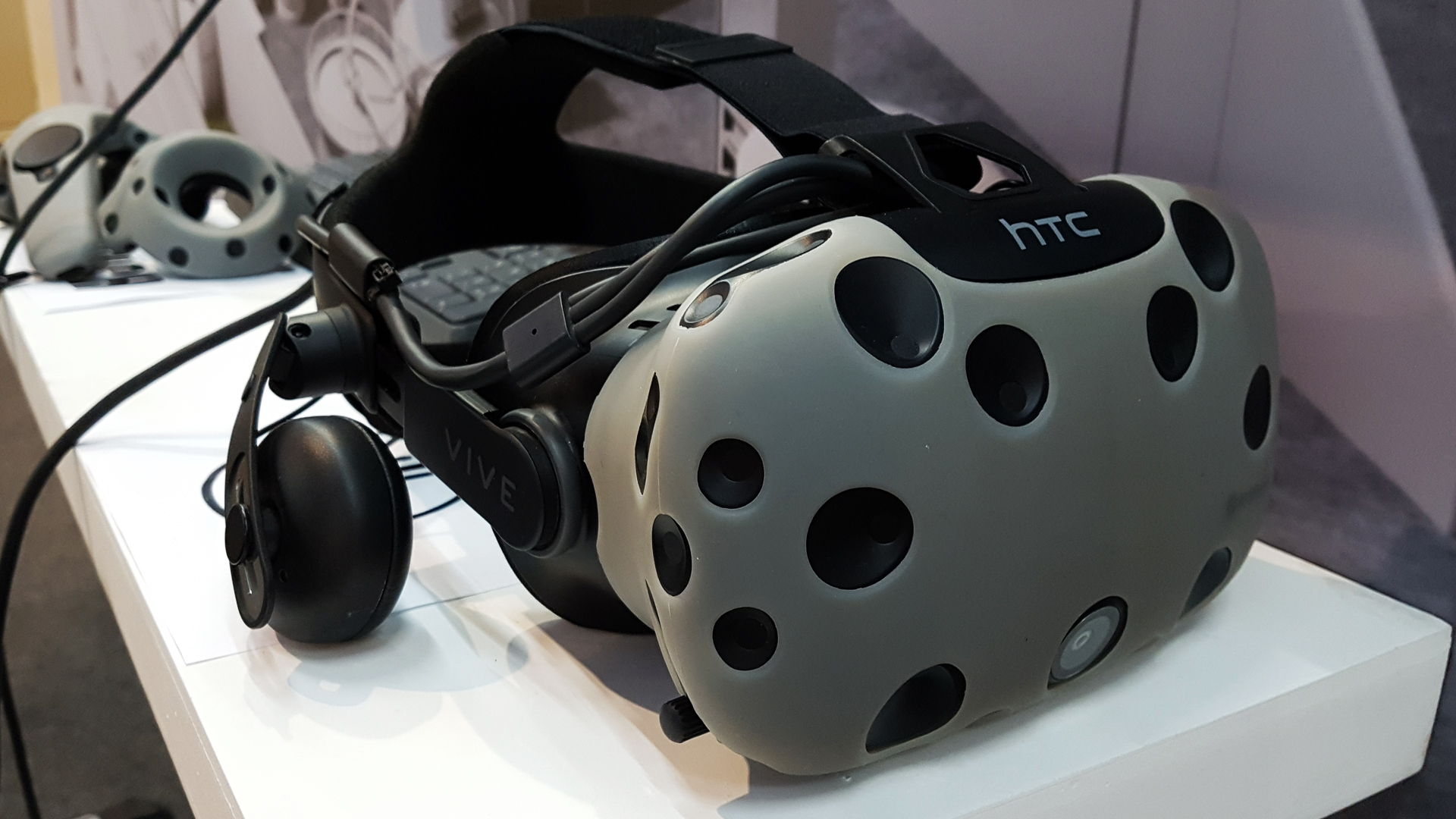 htc-vive-virtual-reality-headset