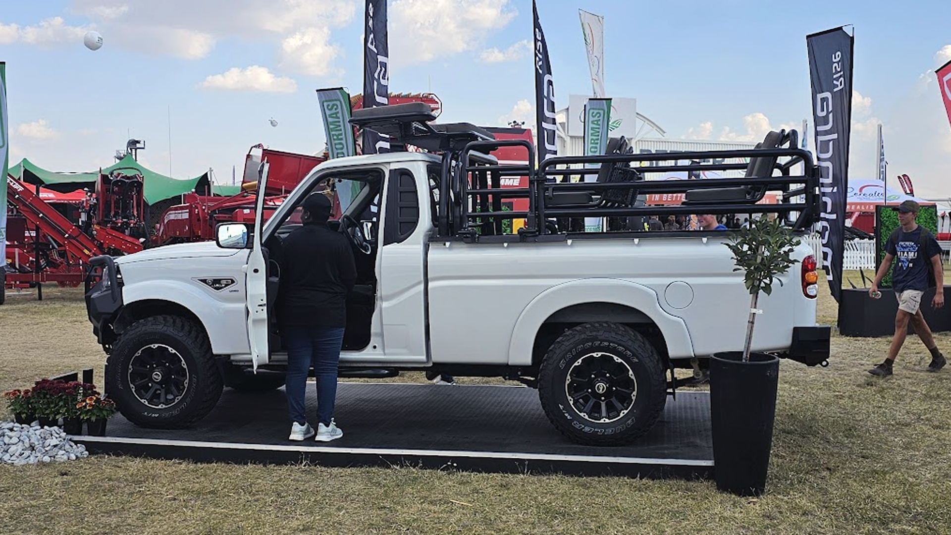 Mahindra Single Cab