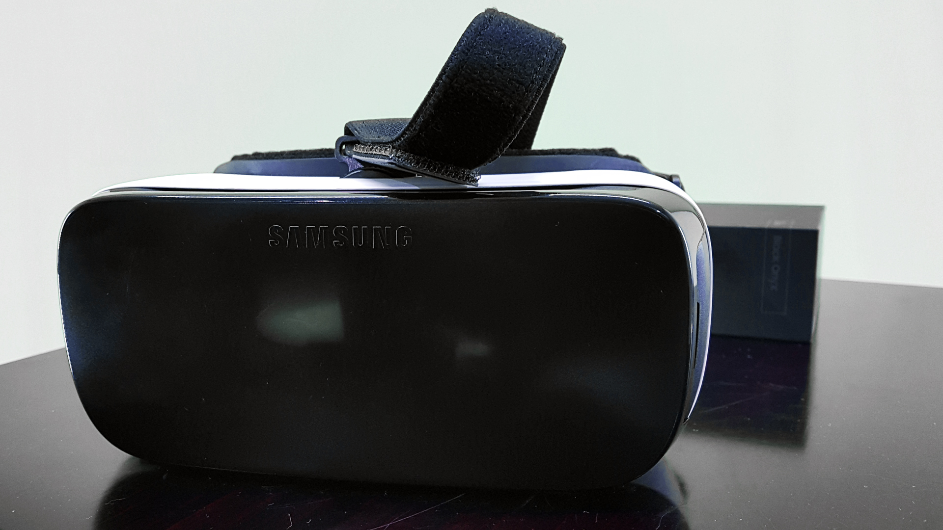 oculus-samsung-virtual-reality-headsets
